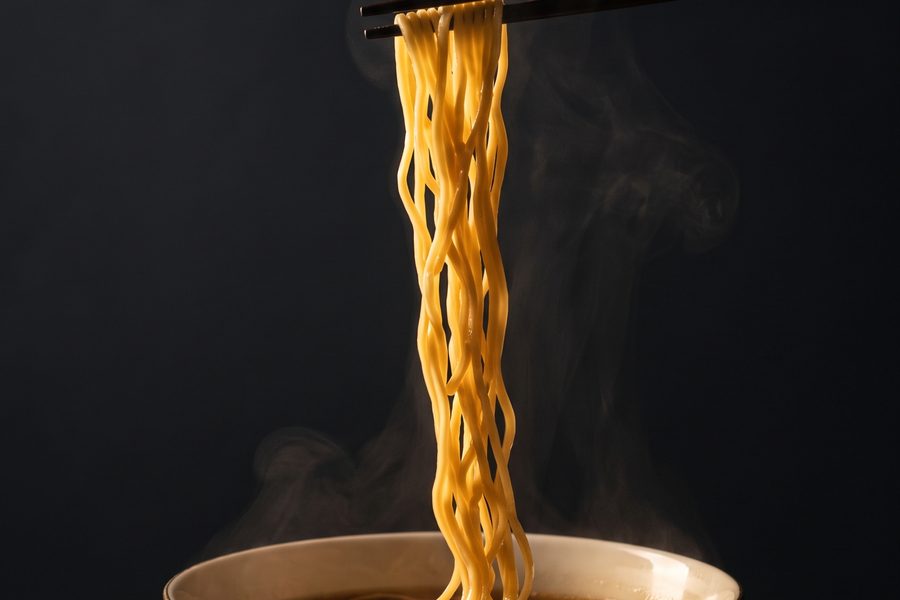 Mi Goreng Bratnudeln mit Stäbchen